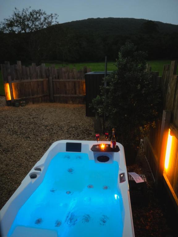 Bazén v ubytování VIBE LUXURY CABINS nebo v jeho okolí