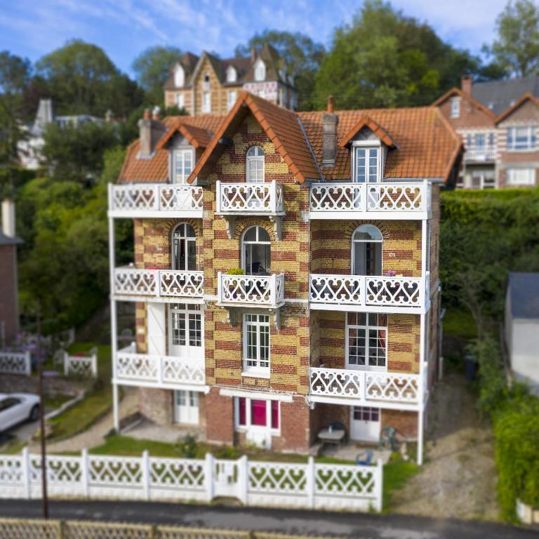 un modèle de maison avec des balcons blancs dans l'établissement Rendez-vous avec la mer, à Hautot-sur-Mer