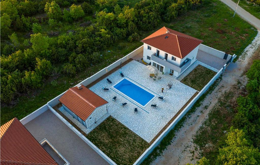 Bazén v ubytovaní 4 Bedroom Cozy Home In Donja Jagodnja alebo v jeho blízkosti