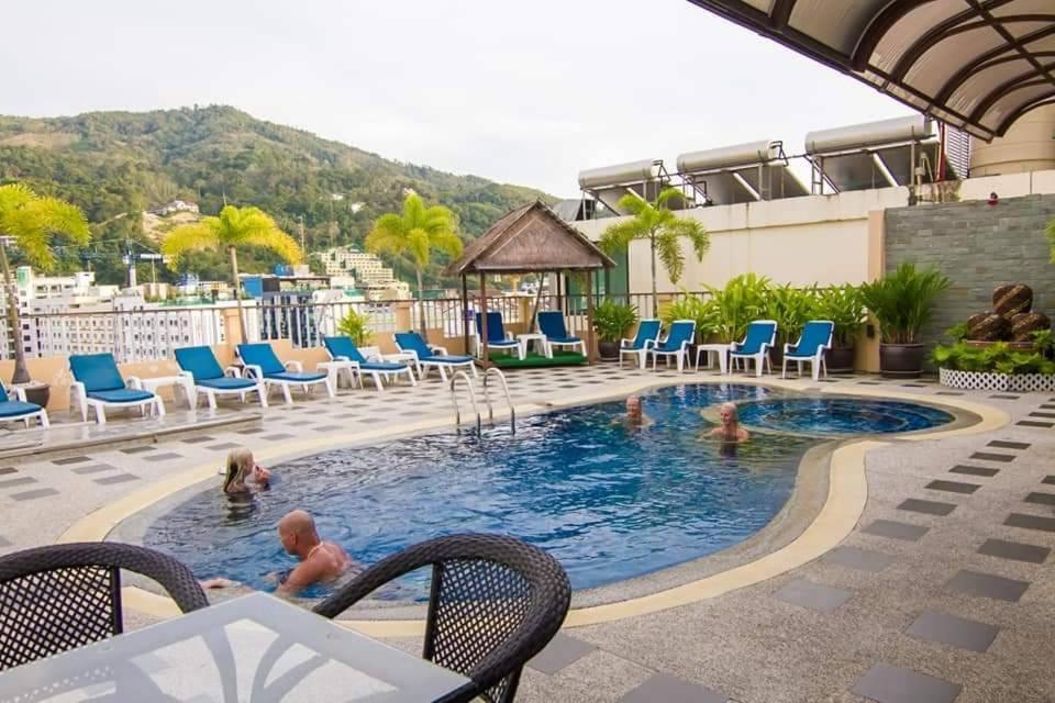 Bazén v ubytování Patong Hemingways Hotel nebo v jeho okolí