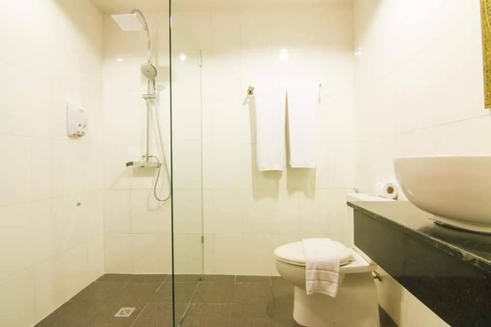Koupelna v ubytování Patong Hemingways Hotel
