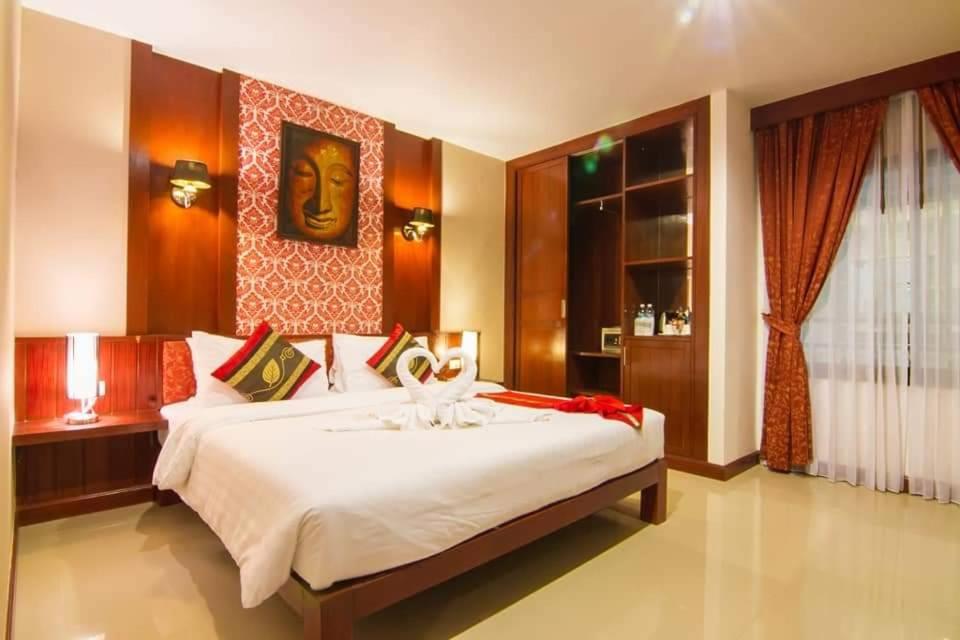 Postel nebo postele na pokoji v ubytování Patong Hemingways Hotel