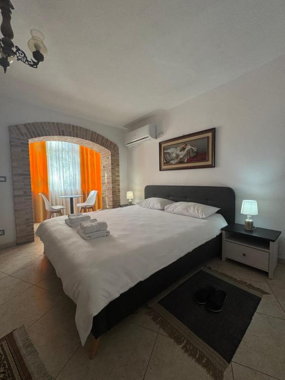 Postel nebo postele na pokoji v ubytování Xhelo's Rooms