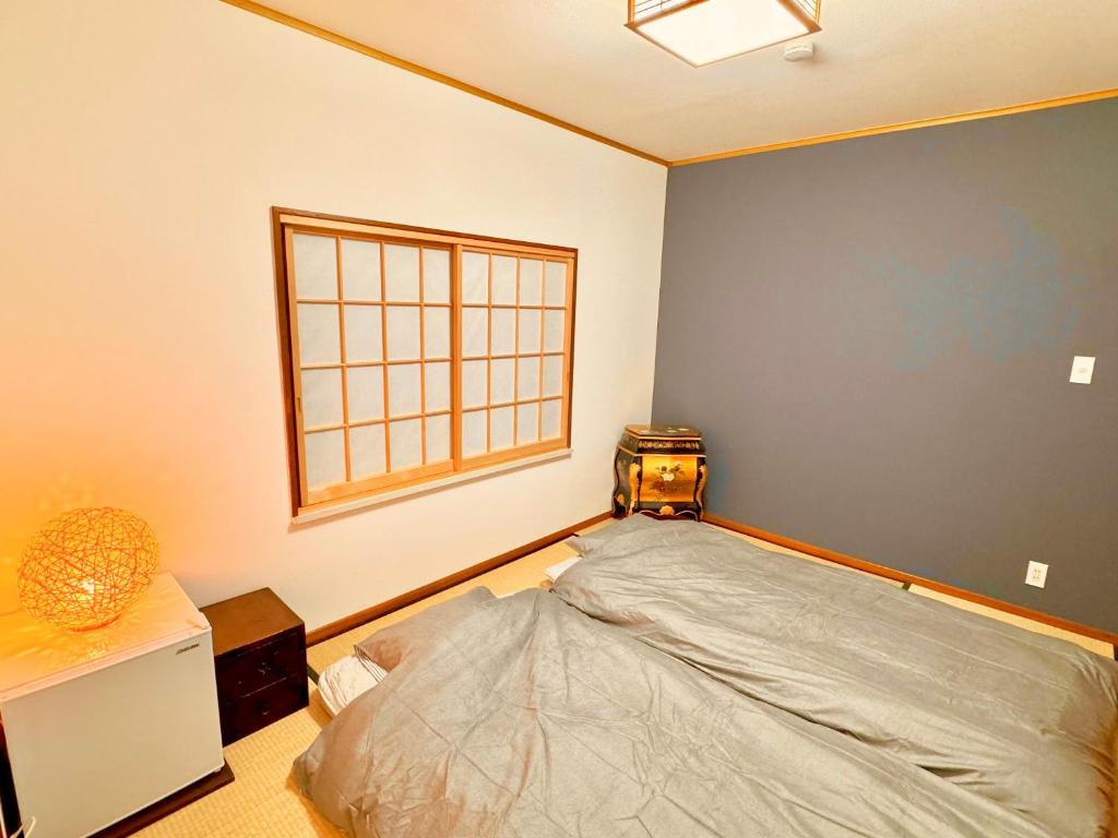 Postel nebo postele na pokoji v ubytování Grand Open!! Guest House 圭堂-Seidou- Free for rental bicycle and the washing machine and dry machine!!自転車レンタル無料!!無料ランドリー有!!