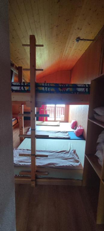 Postel nebo postele na pokoji v ubytování Sonnenberg Dormitories