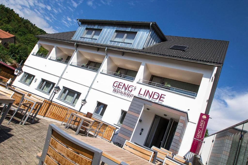 een wit gebouw met een groep stoelen ervoor bij Gengs Linde in Stühlingen