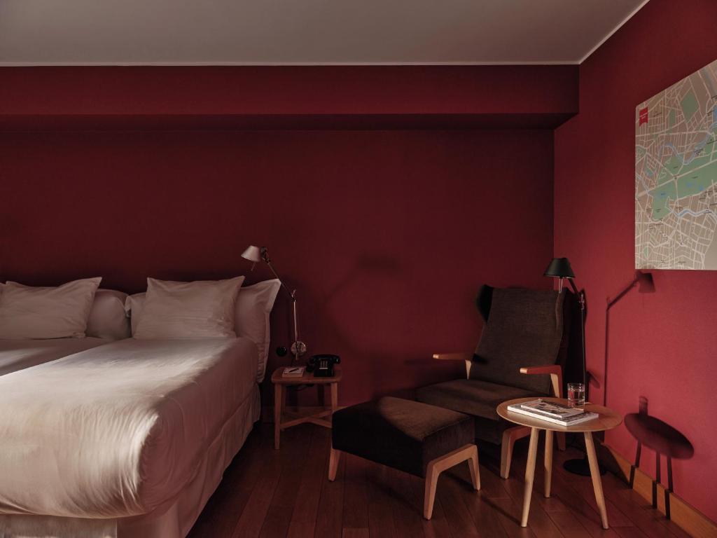 a hotel room with a bed and a chair at Casa Camper Berlin in Berlin
