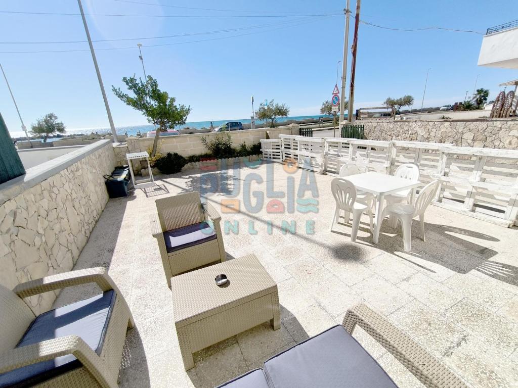 A seating area at Appartamento La Torre piano terra sul mare Puglia On line