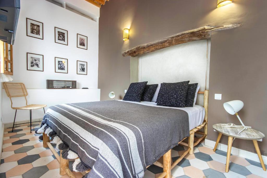 Postel nebo postele na pokoji v ubytování Riad Les Suites Marrakech