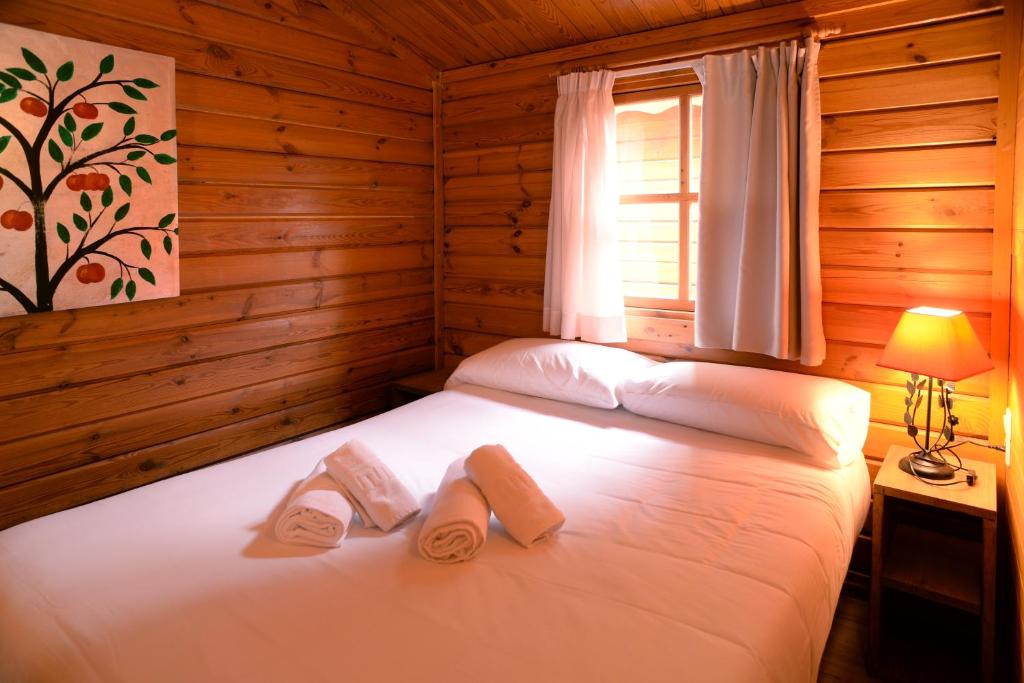 Posteľ alebo postele v izbe v ubytovaní Camping Reina Isabel