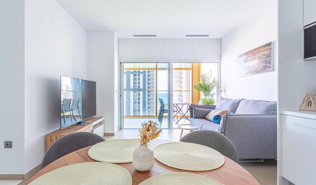 贝尼多姆Intempo by Holuxe - 022 - 2nd floor的带桌椅和沙发的客厅