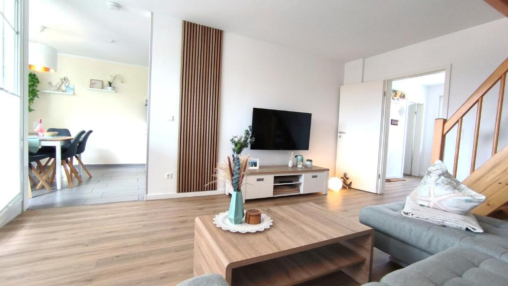 レリクにあるFerienwohnung OstseeStern Rerik mit Saunaのソファとテレビのあるリビングルーム