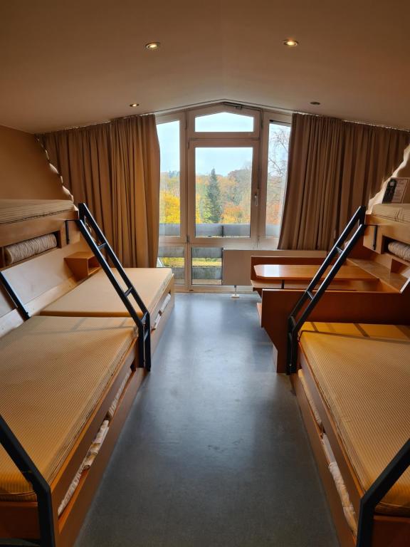 Postel nebo postele na pokoji v ubytování Jugendgästehaus St.-Michaels-Heim