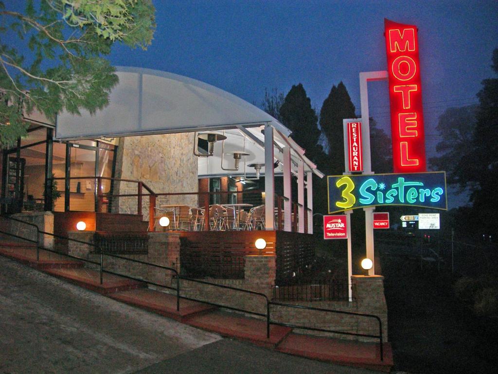 a gas station with a sign in front of it at 3 Sisters Motel in Katoomba