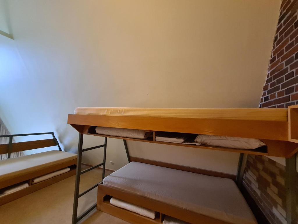 Palanda nebo palandy na pokoji v ubytování Jugendgästehaus St.-Michaels-Heim