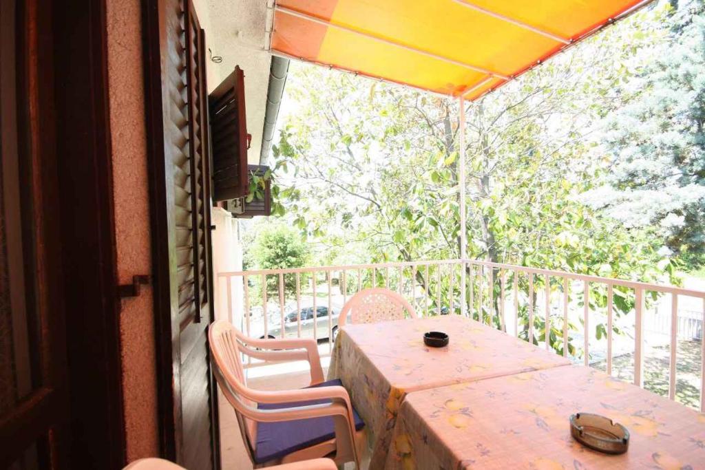 Balkon lub taras w obiekcie One-Bedroom Apartment in Malinska VIII