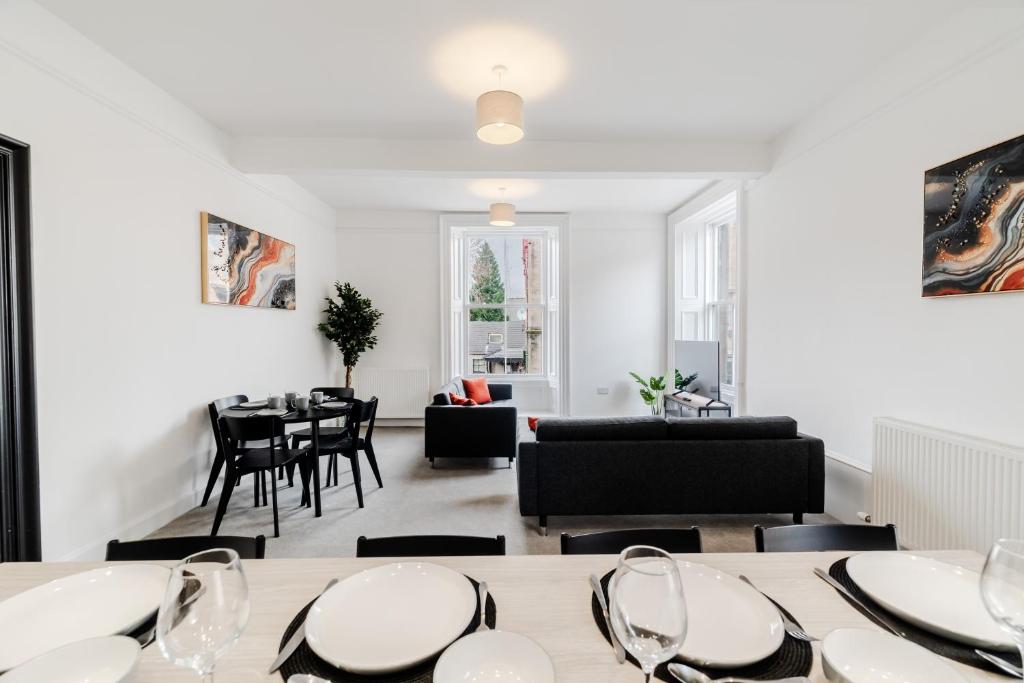 Posezení v ubytování Large, Spacious 1st Floor 3BR 2 Bathroom Apartment In Town Center