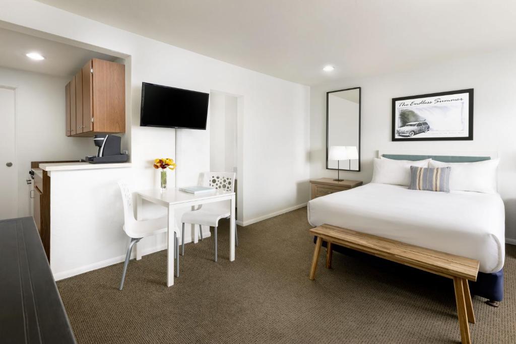 Pacific Edge Hotel - Standard Queen Room