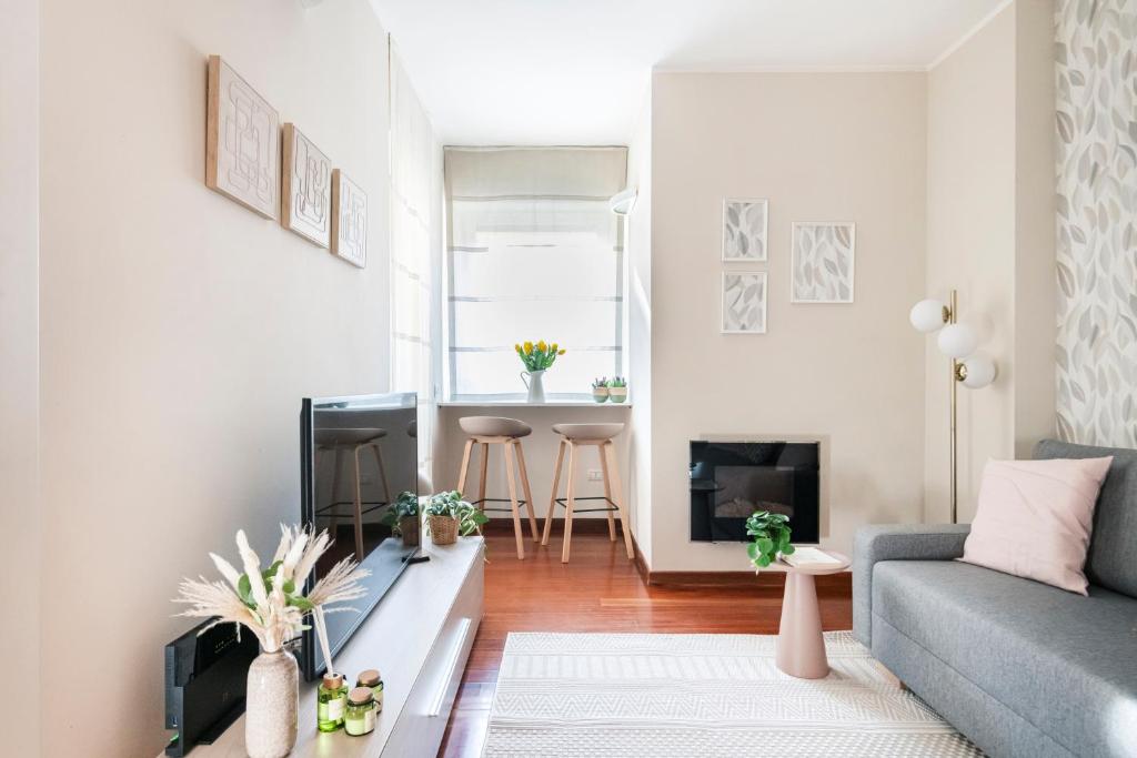 A seating area at Fully furnished flat Arco della Pace by Easylife