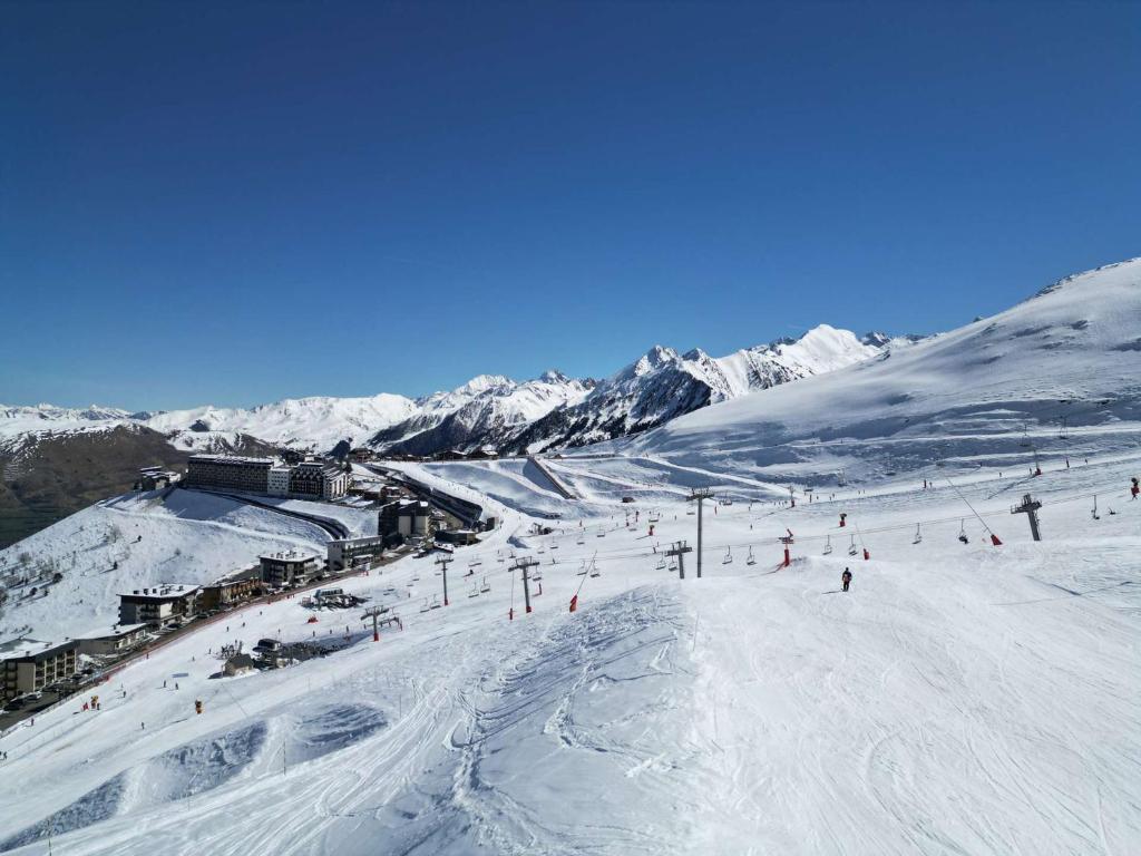 Studio convivial au pied des pistes avec local skis et parking, animaux non acceptés - FR-1-296-450 v zime