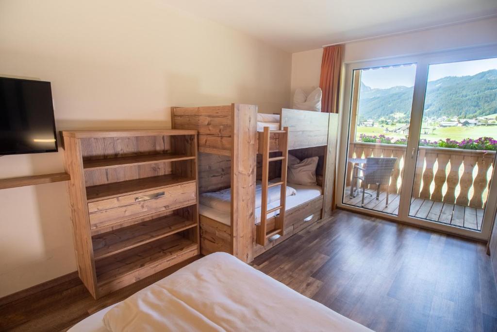 Uma cama ou camas num quarto em COOEE alpin Hotel Dachstein