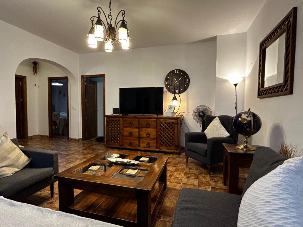 Televízia a/alebo spoločenská miestnosť v ubytovaní Large Apartment with AC and central heating