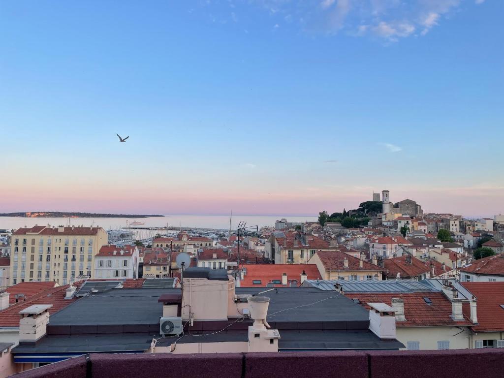 une vue sur une ville depuis les toits des bâtiments dans l'établissement Palais Gothique, à Cannes