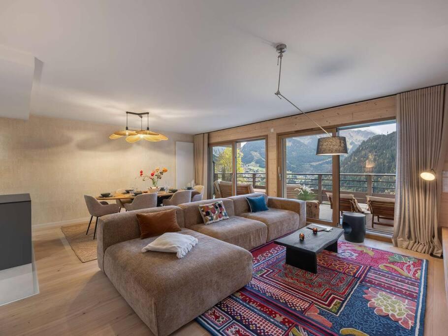 un salon avec un canapé et une table dans l'établissement Apt Thélème 102 - BO Immobilier - Châtel, à Châtel