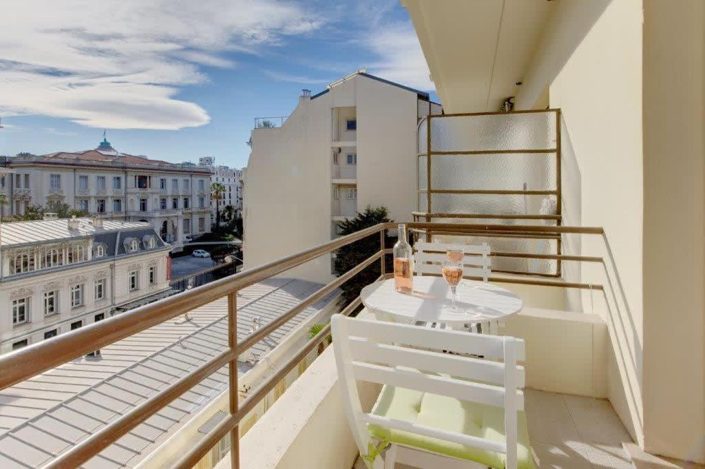 un balcon avec une table et des chaises sur un balcon dans l'établissement MyrAzur Carre d'Or, à Nice