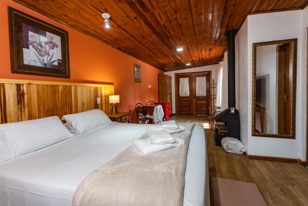 Postel nebo postele na pokoji v ubytování Hotel Ascona