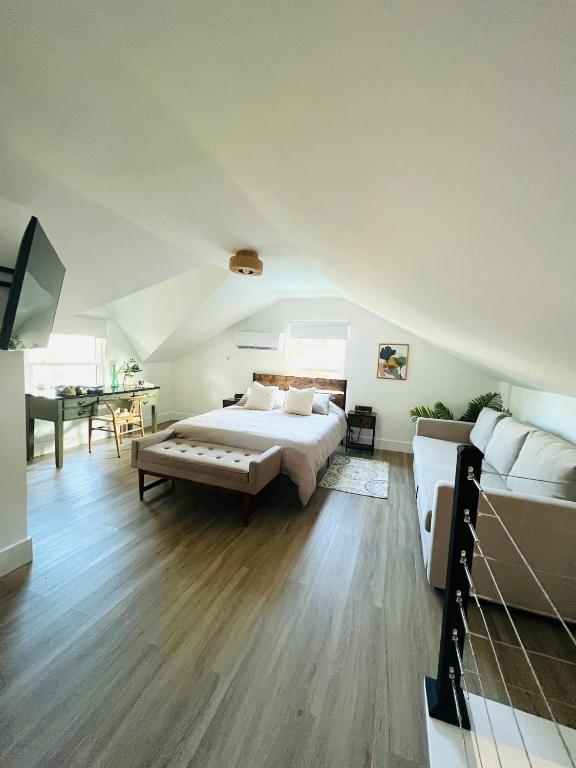 Hotel La Casita, a large bedroom with a bed and a couch at La Casita in Miami