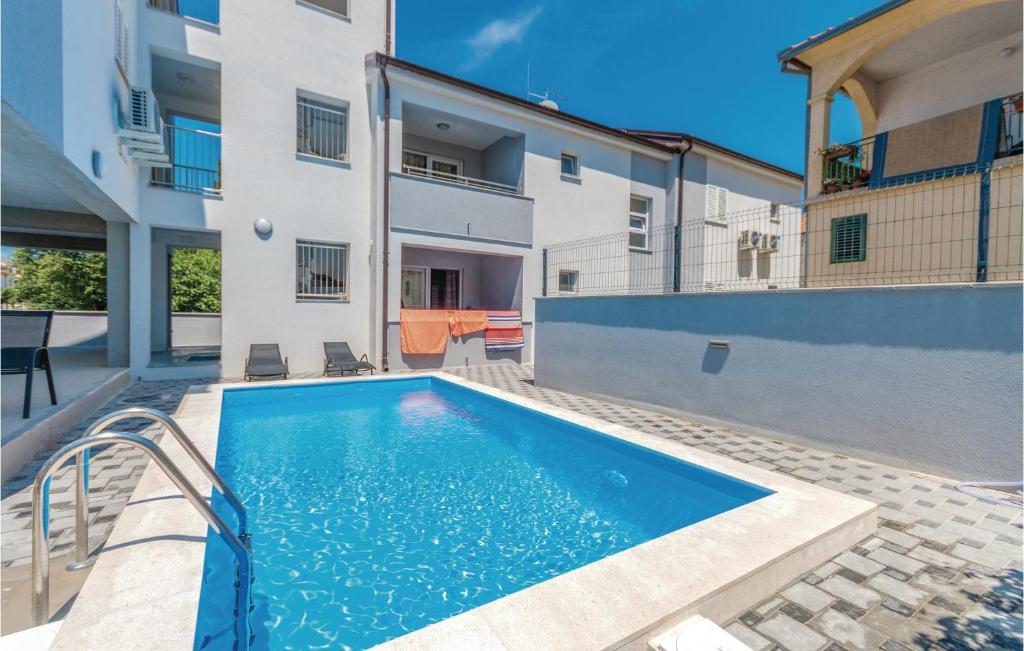 basen przed budynkiem w obiekcie Amazing Studio In Biograd With Wifi w Biogradzie na Moru