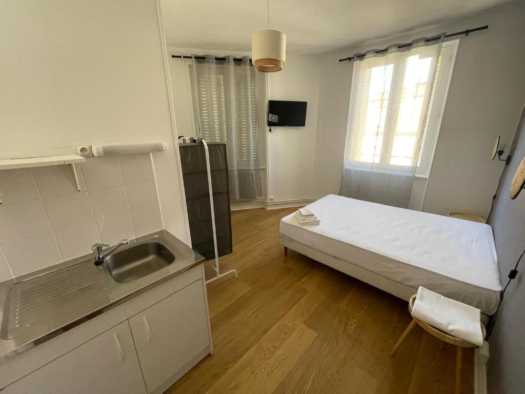 Hotel Clermont Airport - Double Room With Private Bathroom