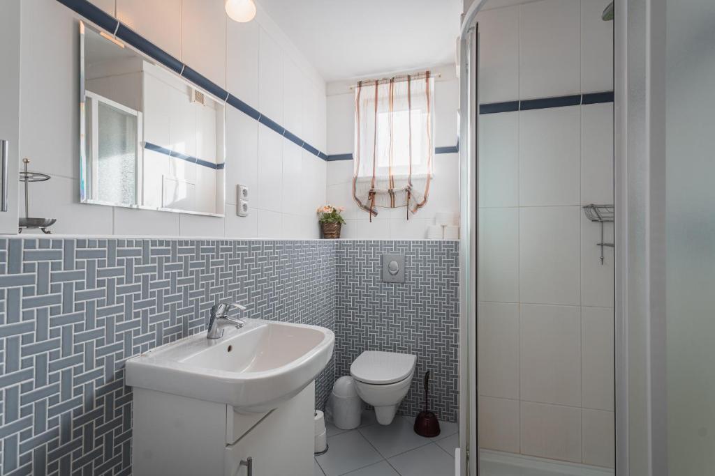 Koupelna v ubytování K2 Aparthotel Klínovec Views - Mezonet Apt