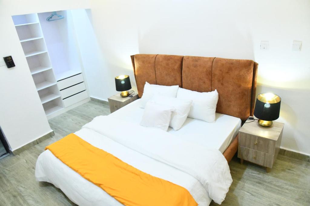 Un pat sau paturi într-o cameră la GL Apartments