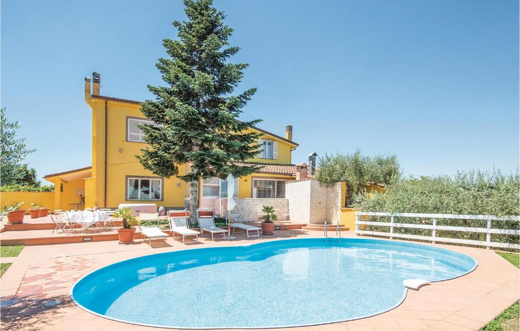 basen przed domem w obiekcie Beautiful Home In Roma w mieście La Storta