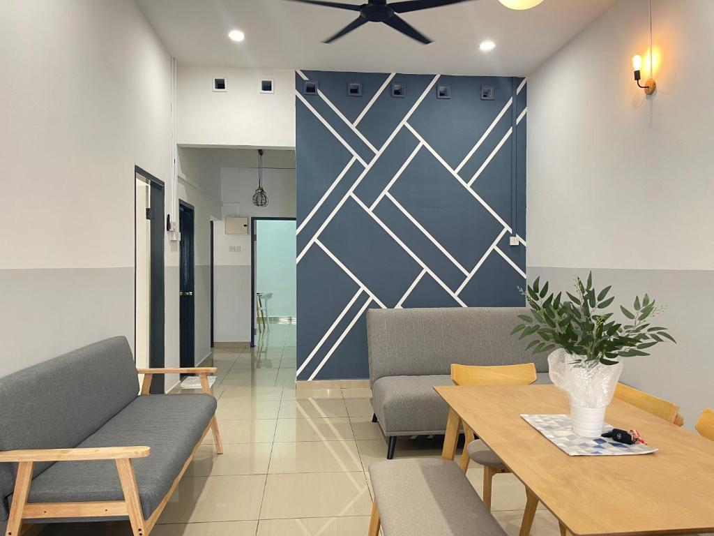 安顺Cozy Roomstay Teluk Intan的带沙发和桌子的客厅