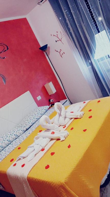 A bed or beds in a room at Appartamento Divino Tramonto