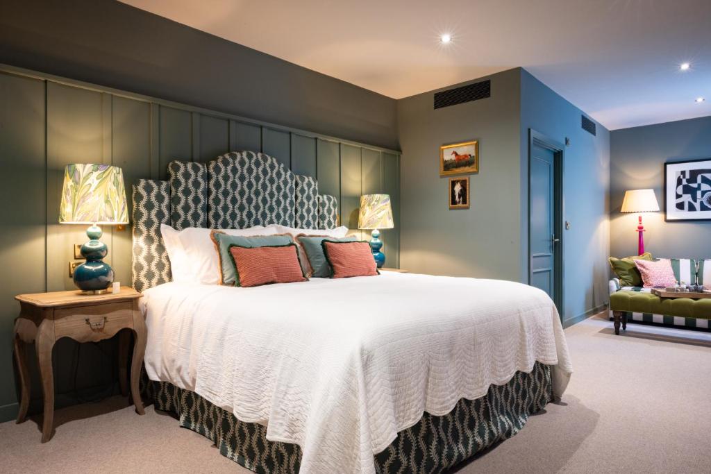 Un dormitorio con una cama grande con un cabecero grande. en The Coat and Bear - A Heartwood Inn, en Newbury