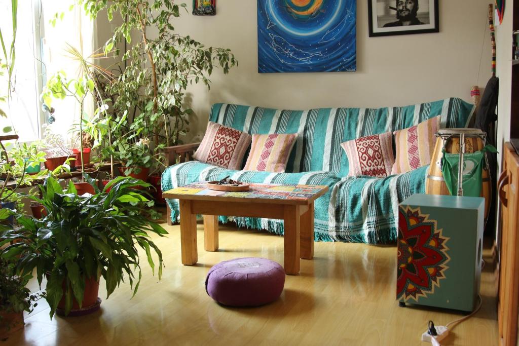 a living room with a couch and a coffee table at Habitación privada en Esquel in Esquel