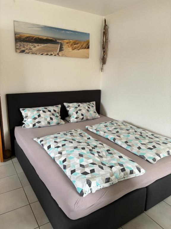 two beds sitting next to each other in a bedroom at Strandstern Norddeich in Norddeich