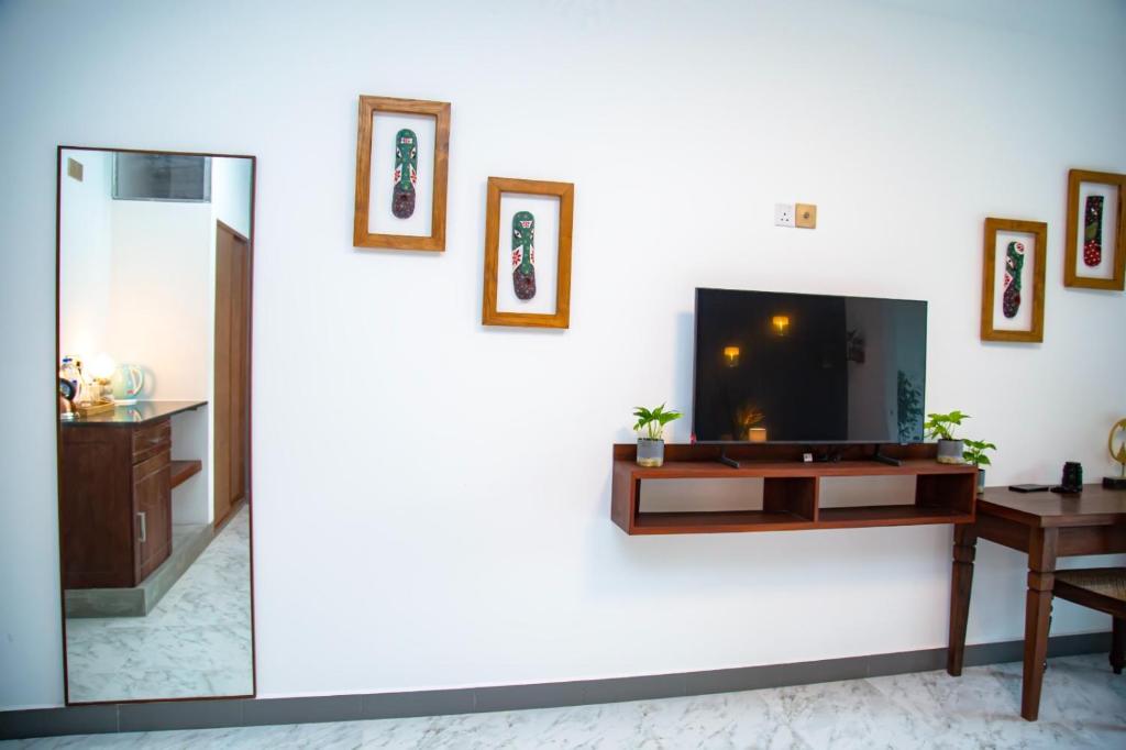 TV a/nebo společenská místnost v ubytování Aaradhya Madu Ganga