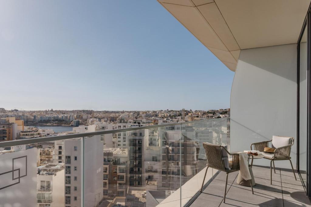 Balkón nebo terasa v ubytování ME Malta by Meliá
