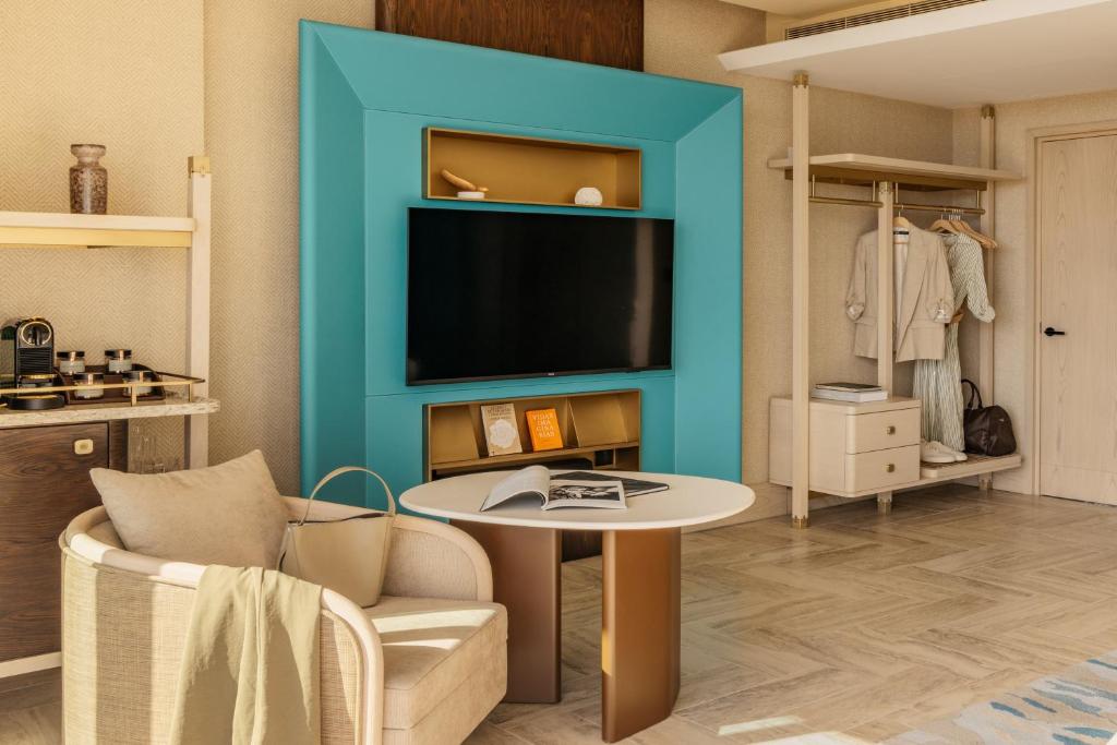 TV a/nebo společenská místnost v ubytování ME Malta by Meliá