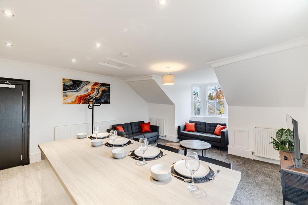 Posezení v ubytování Large, Spacious 3BR 1 Bathroom 2nd Floor Apartment In Town Centre