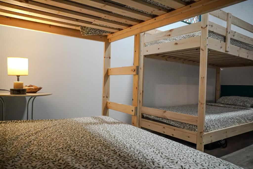 Postel nebo postele na pokoji v ubytování Single Fin Surf Hostel
