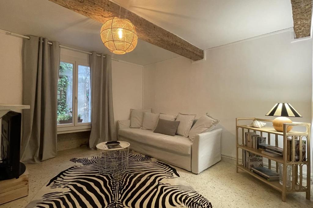 - un tapis à motifs zébré dans le salon avec canapé dans l'établissement Spacious house in Gruissan for 8 people, à Gruissan