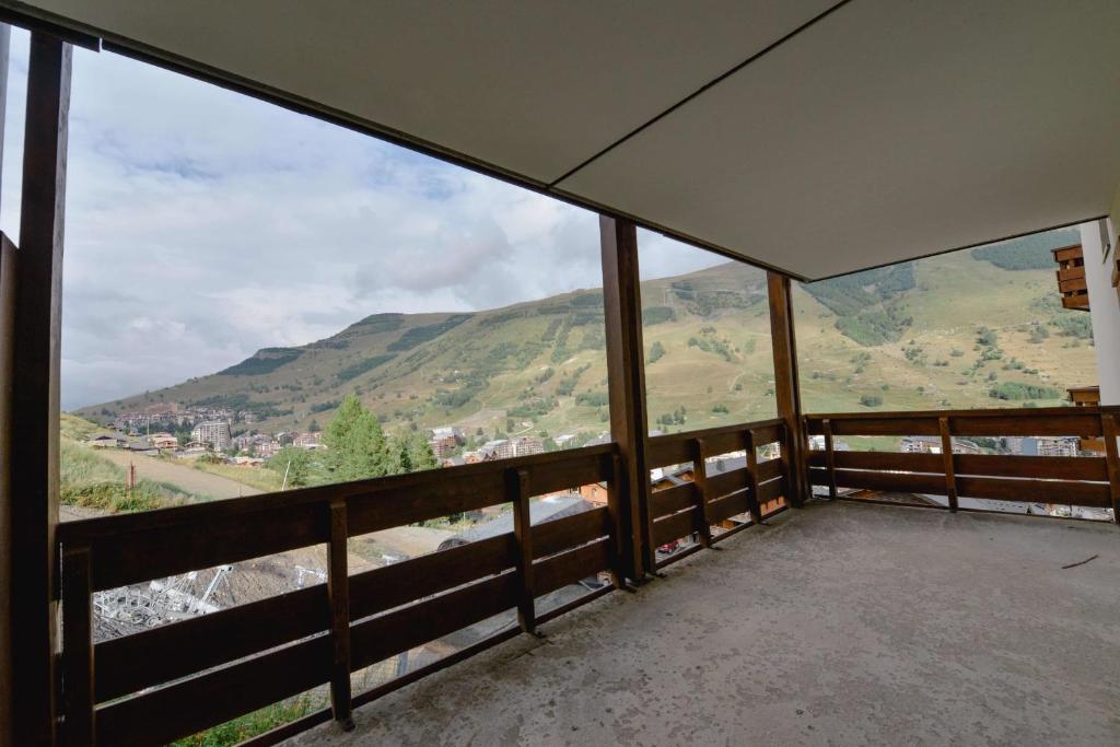 une vue depuis le balcon d'une maison dans l'établissement Modern apartment in the Alps, à Les Deux Alpes