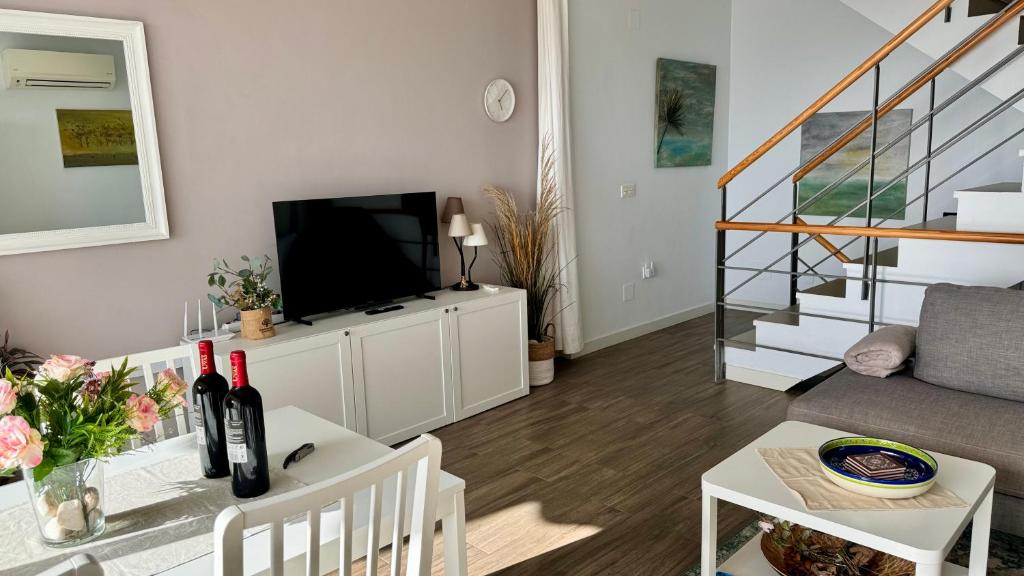 Televízia a/alebo spoločenská miestnosť v ubytovaní Casa del mar