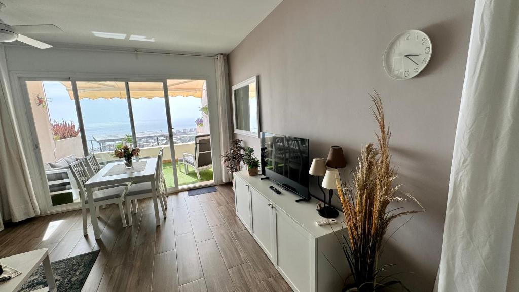Televízia a/alebo spoločenská miestnosť v ubytovaní Casa del mar